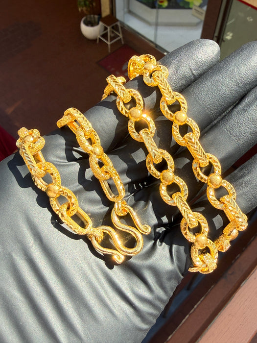 Original photograph of the 10MM diamond-cut spaced infinity link chain
