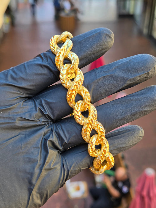 14.5MM Diamond-Cut Infinity Link Bracelet in yellow gold, product view 3
