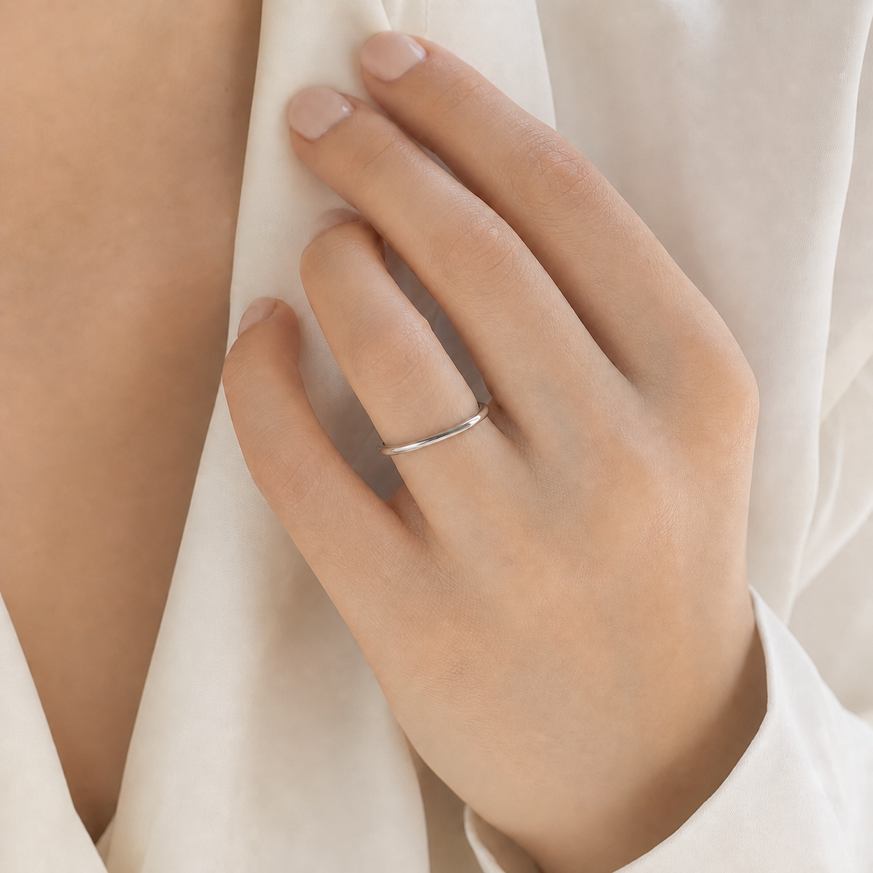 Close-up of a fair-skinned hand wearing a solitaire band for a diamond size preview
